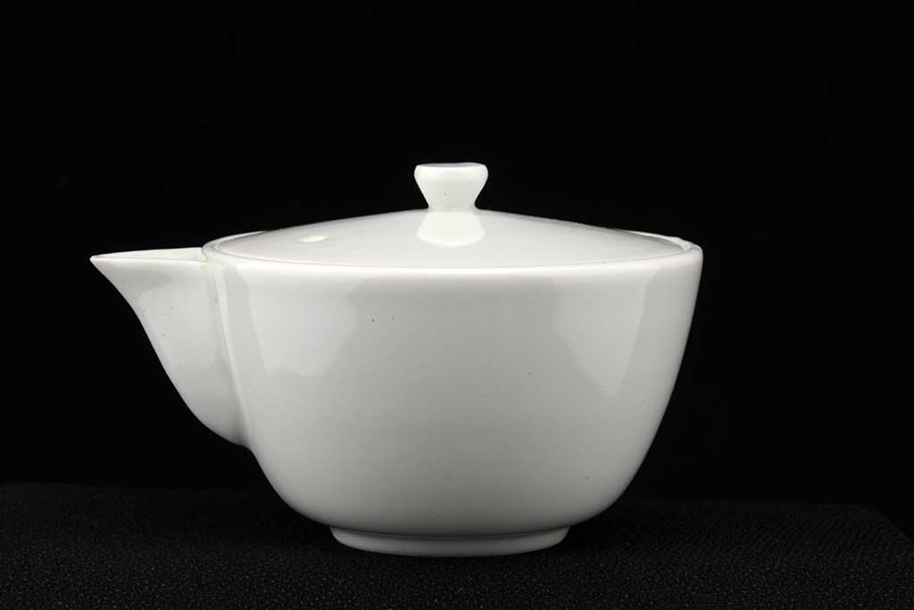 white porcellain jaoanese tea set 